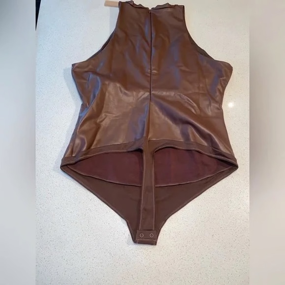 Skims Faux Leather Crew Neck Bodysuit Sleeveless Pullover Cocoa Kim Kardashian - Picture 3 of 9